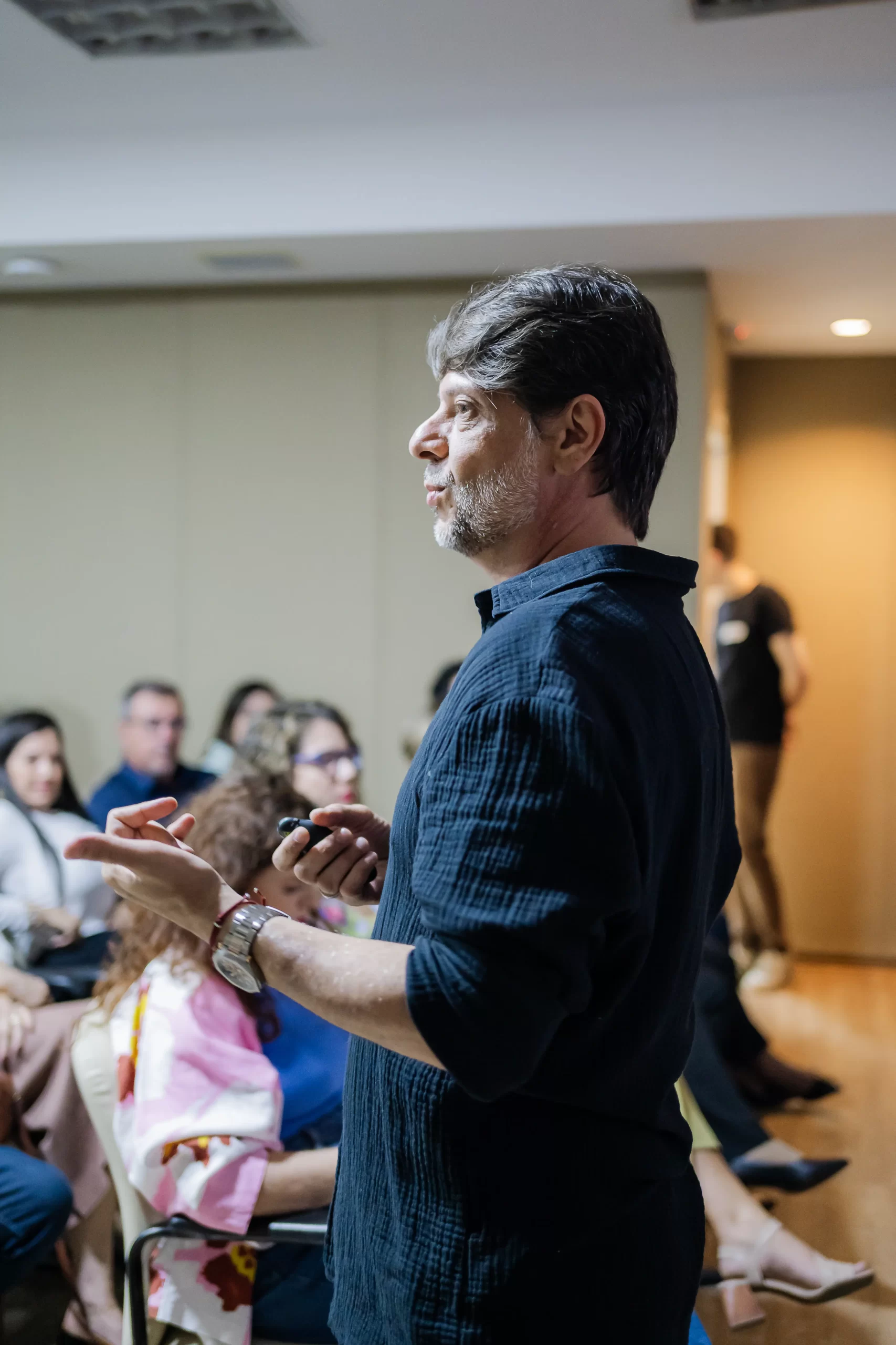 Alessandro Scapol palestrando no lançamento do livro